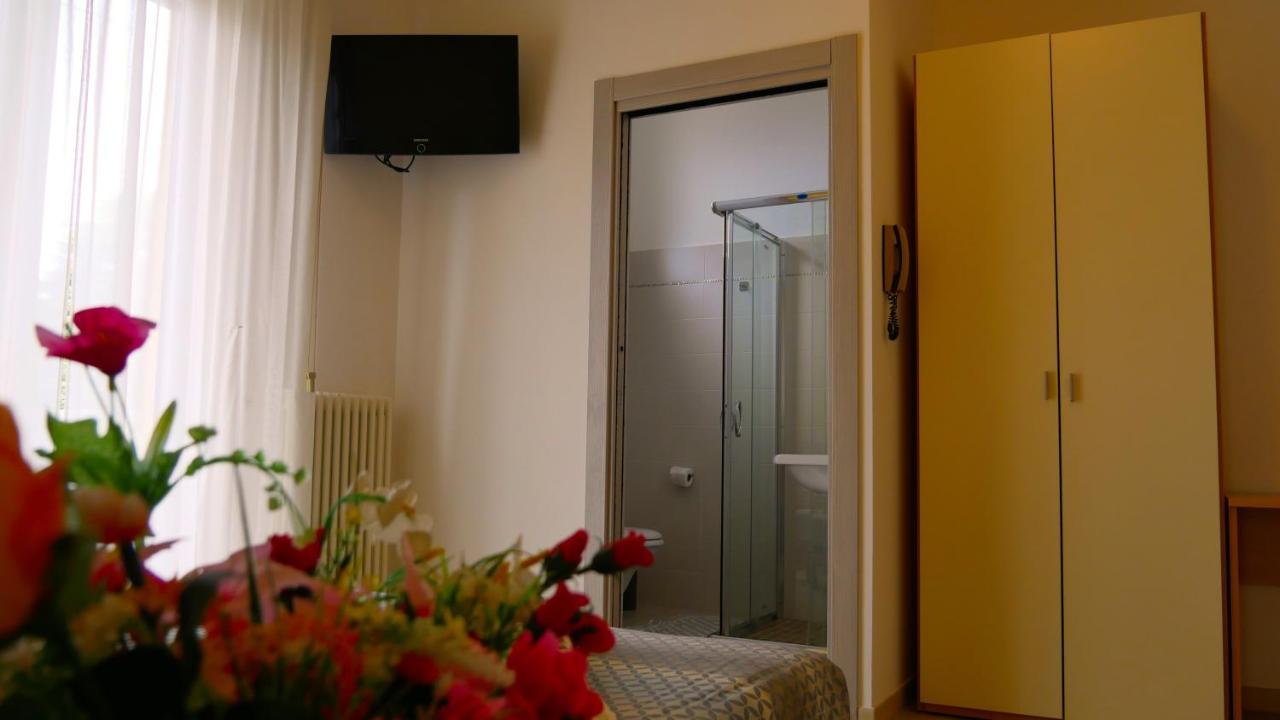 Hotel Frida Rimini Bagian luar foto